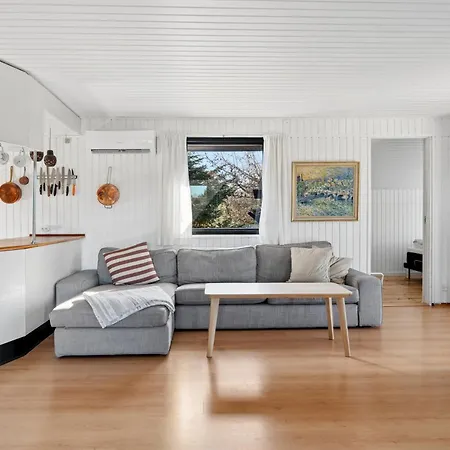 Feriehus For 2 Families By The Water *