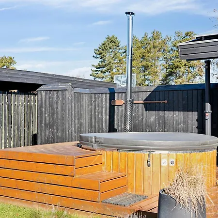 Holiday home For 2 Families By The Water
